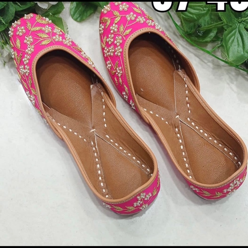 Simple elegant pink jutti with zari hand work - Picture 1 of 1